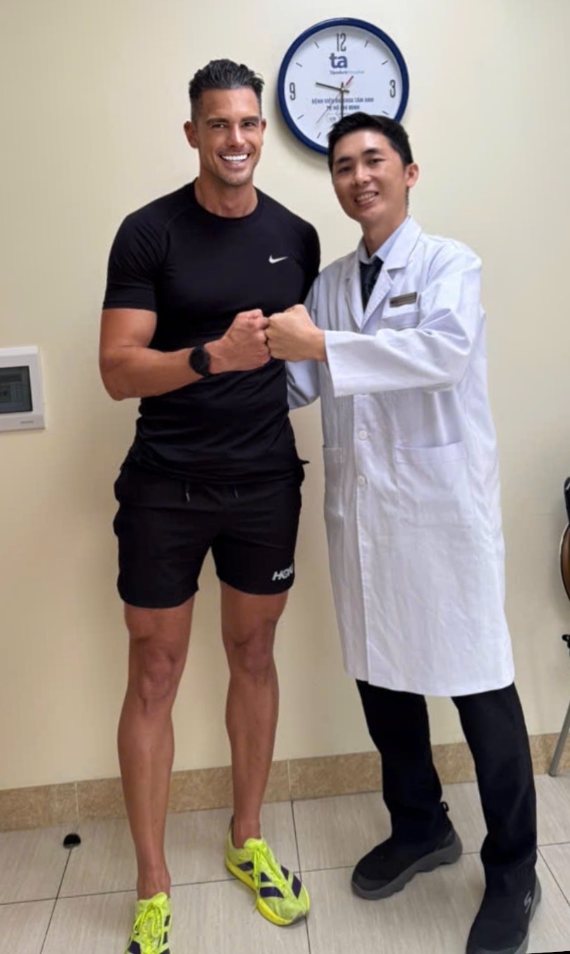 Thomas Prommer fist-bumping surgeon BS Lưu at the hospital after the Week 12 review that cleared him for full activity